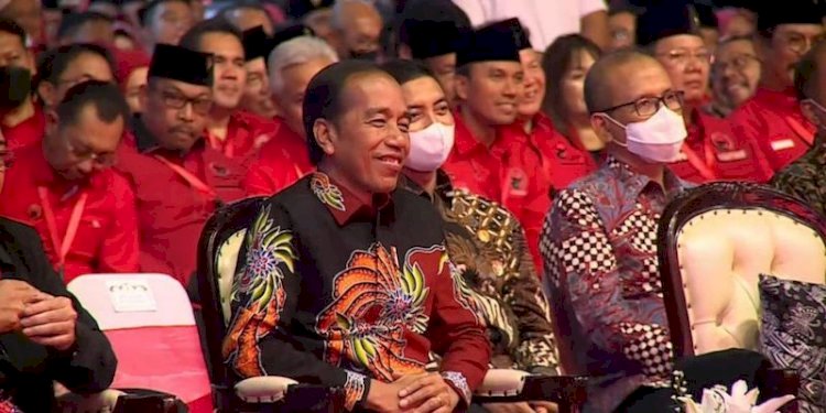 Senyum Presiden Joko Widodo saat Ketua Umum PDI Perjuangan Megawati Soekarnoputri menyebutnya kasihan tanpa PDIP di acara HUT ke-50 PDIP/Net