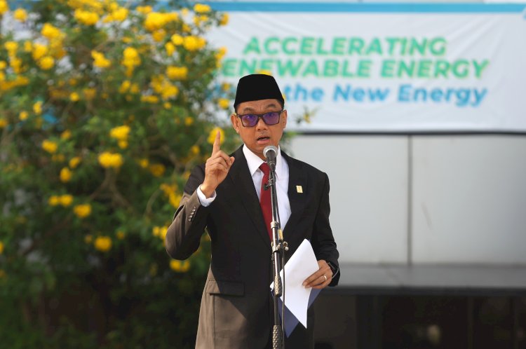 Direktur Utama PLN, Darmawan Prasodjo saat memimpin upacara HLN ke-78 di Kantor Pusat PLN, Jakarta, Jumat (27/10). 