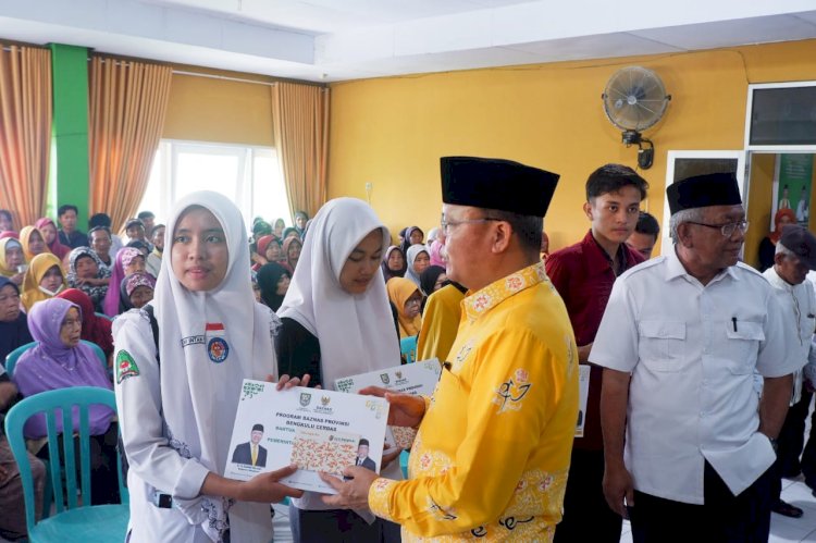 Gubernur Bengkulu, Rohidin Mersyah saat memberikan bantuan/Ist