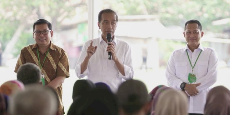 Presiden Joko Widodo saat meninjau penyaluran bantuan pangan beras tahap kedua bersama Kepala Badan Pangan Nasional Arief Prasetyo Adi di Purwakarta/Net