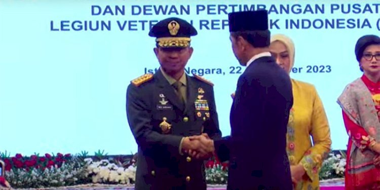 Presiden Joko Widodo memberi selamat kepada Jenderal Agus Subiayanto usai dilantik sebagai Panglima TNI/Net