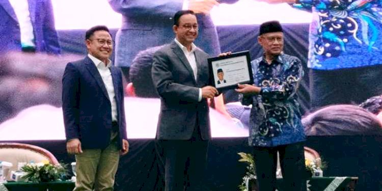Ketua Umum Pimpinan Pusat (PP) Muhammadiyah, Prof Haedar Nashir memberikan KTA Kehormatan kepada pasangan capres-cawapres Anies Baswedan dan Muhaimin Iskandar/Istimewa