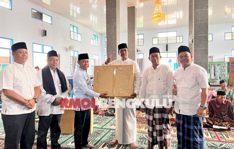 Bupati Lebong, Kopli Ansori saat menyerahkan bantuan kepada pengurus masjid/RMOLBengkulu