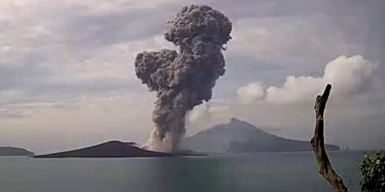 Gunung Anak Krakatau (GAK) di Perairan Selat Sunda kembali erupsi/Ist