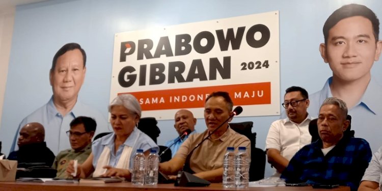 Anggota Komnas HAM periode 2012-2017, Natalius Pigai (paling kiri) bersama dengan tokoh lain dalam diskusi di Media Center Tim Kampanye Nasional (TKN) Prabowo-Gibran, Kebayoran Baru, Jakarta Selatan, Senin (11/12)/RMOL