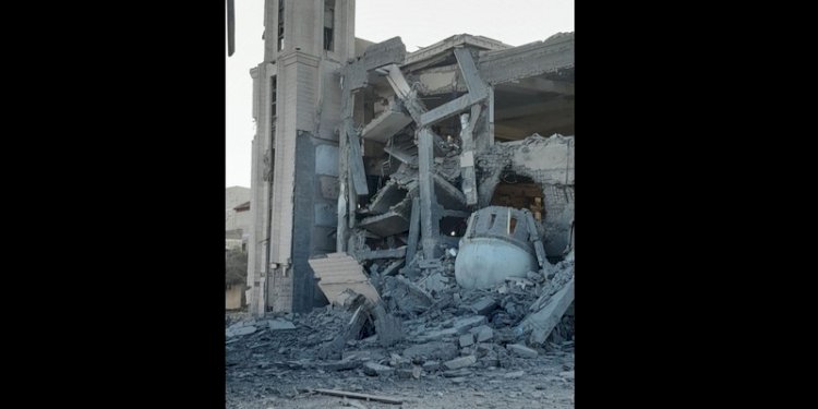 Potret bangunan masjid Istiqlal Indonesia yang hancur di Khan Younis, Gaza Selatan/Net