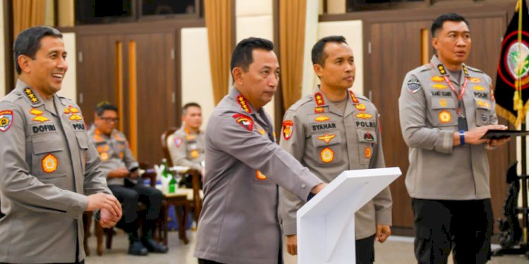 Kapolri Jenderal Listyo Sigit Prabowo dan Kadiv Propam Polri Irjen Syahardiantono (ketiga dari kiri)/Ist