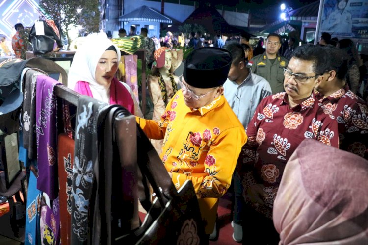 Gubernur Bengkulu, Rohidin Mersyah tengah melihat Batik karya-karya Warga Binaan di Lembaga Pemasyarakatan Perempuan (LPP) Kelas IIB Bengkulu.