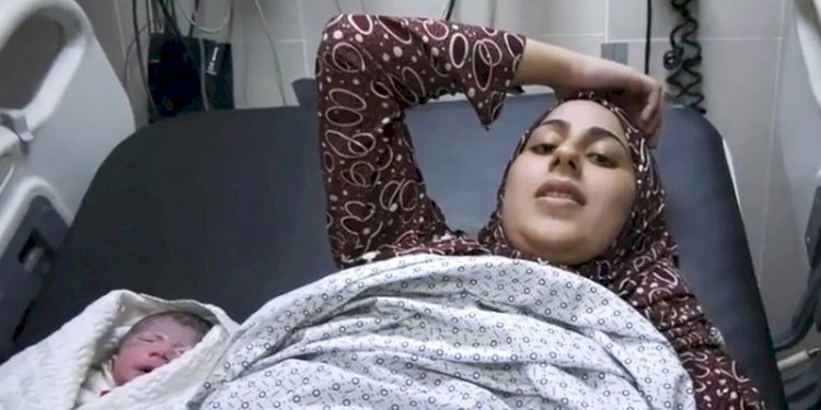 Razan Ghazali usai melahirkan putrinya secara prematur di Rumah Sakit Nasser di Khan Younis, Gaza/Net