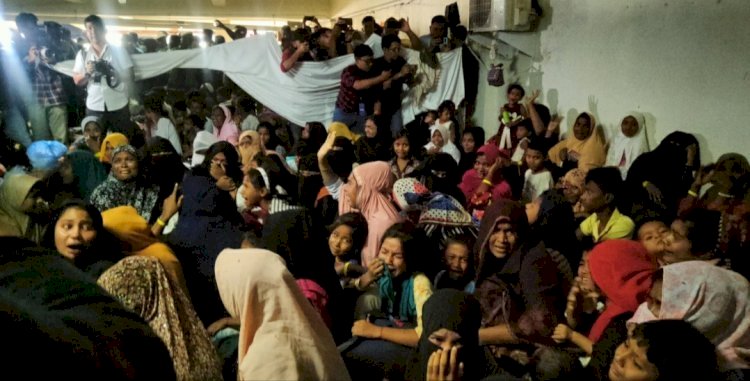 Isak tangis pengungsi Rohingya saat diserbu oleh massa di gedung BMA, Banda Aceh. Foto: Merza/RMOLAceh