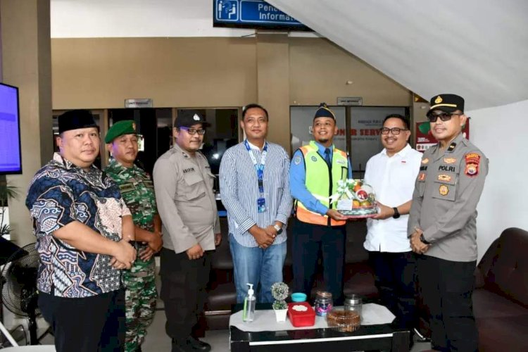 Pj Walikota Bengkulu saat menyerahkan bingkisan kepada petugas di Pospam Bandara/Ist