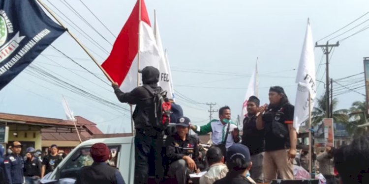 Aksi protes di depan pabrik milik PT Indonesia Tsingshan Stainless Steel (ITSS), di Kawasan Industri Morowali, Sulawesi/Net