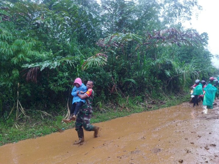 Tampak anggota TNI saat mengevakuasi para pengendara yang terjebak di lokasi longsor di Desa Tik Kuto Kecamatan Rimbo Pengadang/Ist