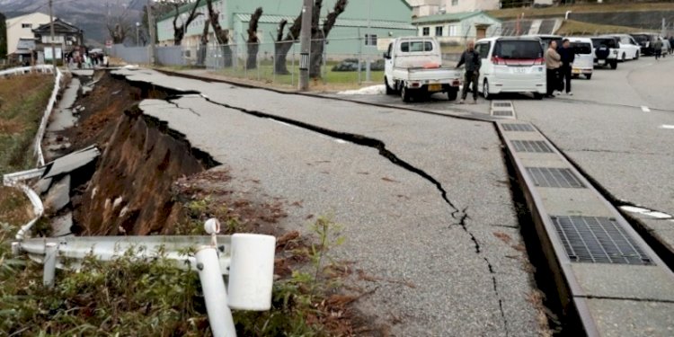 Trotoar retak di kota Wajima, setelah gempa besar berkekuatan 7,6 magnitudo melanda wilayah Noto, Ishikawa Jepang pada Senin, 1 Januari 2023/Net