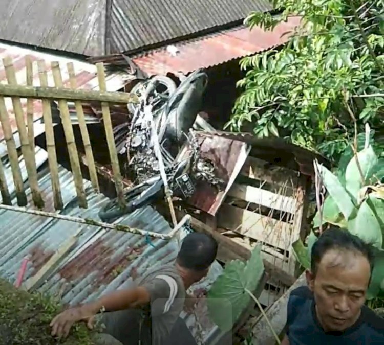 Tampak kendaraan saat terjun bebas ke genteng rumah warga di Desa Sukasari/Ist
