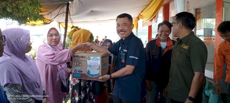 Kepala Kantor PT Pos  Indonesia Cabang Bengkulu Rodi Herawan saat menyerahkan bantuan secara simbolis/Ist