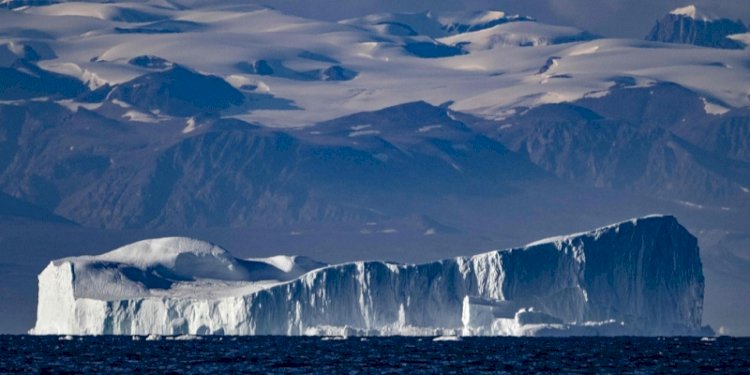 Gunung es, panjangnya sekitar beberapa ratus meter, melayang di sepanjang Scoresby Sound Fjord, Greenland Timur, 16 Agustus 2023/Net