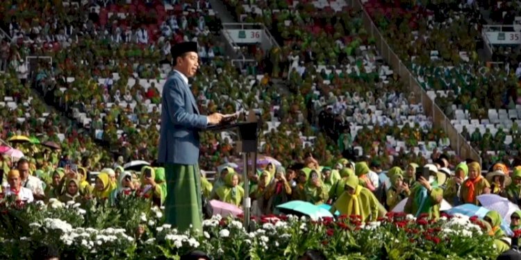 Presiden Joko Widodo berada di hadapan ribuan Muslimat Nahdlatul Ulama di Stadion Utama Gelora Bung Karno Jakarta, Sabtu (20/1)/Repro