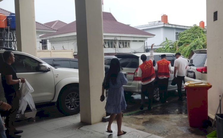 Terdakwa Perkara Penipuan Tes Polisi di Polda Bengkulu Bripda Sigit Adi Nugroho menaiki mobil pribadi tanpa borgol ditangan usai menjalani persidangan di PN Bengkulu beberapa waktu lalu./rmolbkl