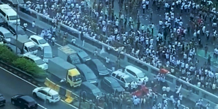 Kemacetan lalu lintas imbas unjuk rasa massa Asosiasi Pemerintah Desa Seluruh Indonesia (Apdesi) di depan gedung DPR RI, Jalan Gatot Soebroto, Senayan, Jakarta, pada Rabu (31/1)/RMOL