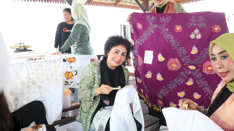 Penasehat Utama PIPAS Kementerian Kumha RI, Anna Reynhard juga menyempatkan diri mencanting batik di Canting Art Gallery