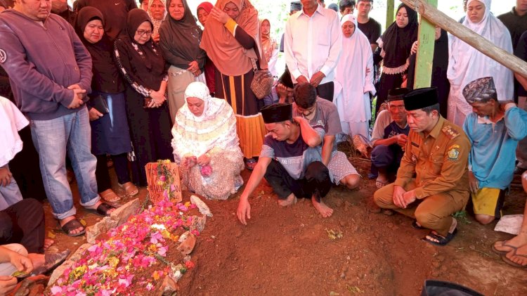 Bupati Lebong, Kopli Ansori saat menghadiri pemakaman Waka II/RMOLBengkulu