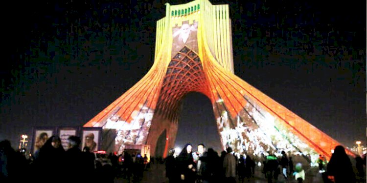 Menara Azadi diterangi gambar mendiang pemimpin tertinggi, Ayatollah Ruhollah Khomeini, dan bendera nasional Iran/NetMenara Azadi diterangi gambar mendiang pemimpin tertinggi, Ayatollah Ruhollah Khomeini, dan bendera nasional Iran/Net