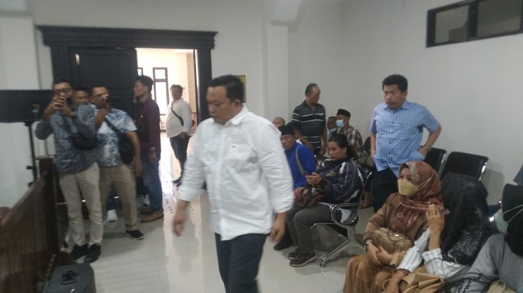 Bupati Seluma Erwin Oktavian, Sekda Pemkab Seluma Hadianto Berjalan menuju ke kursi sidang Pengadilan Tipikor Bengkulu Untuk menberikan kesaksian kasus dugaan Korupsi BUT BPBD Seluma. /rmolbkl
