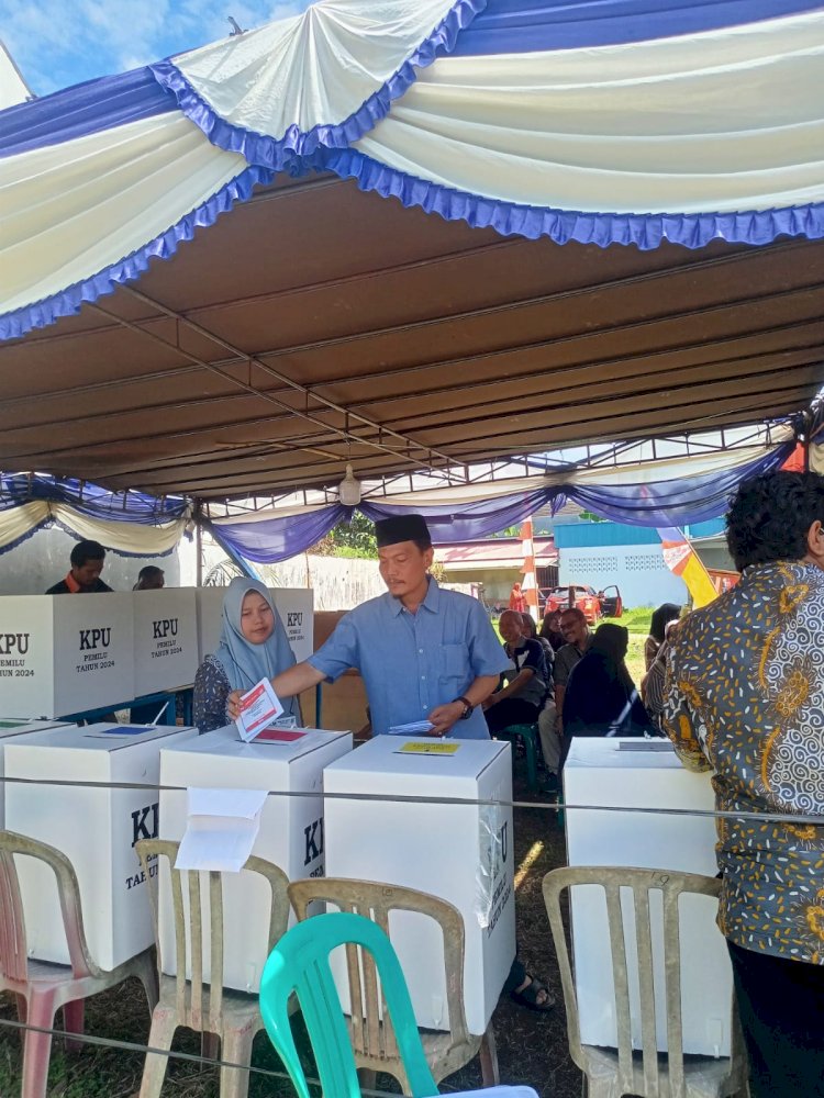 Calon DPD RI Dapil Bengkulu,  Dr. H. Rahiman Dani, M.A saat menggunakan hak pilihnya di TPS 003 Pematang Gubernur, Rabu (14/2)/RMOLBengkulu