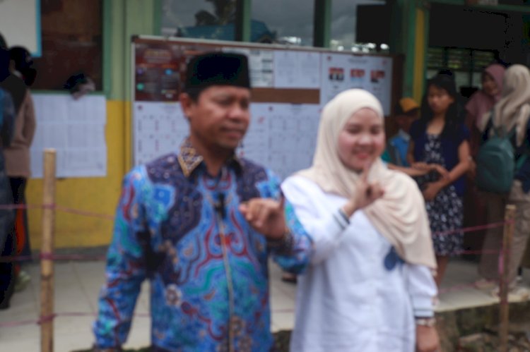 Bupati Lebong, Kopli Ansori didampingi istri usai menggunakan hak suara di TPS 01 Desa Kota Baru/RMOLBengkulu