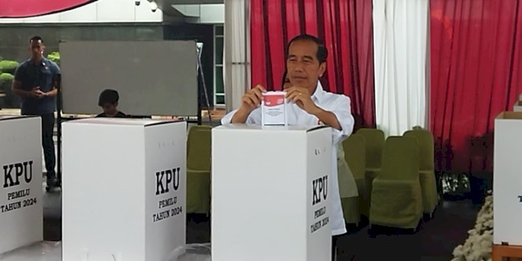 Presiden Joko Widodo, saat mencoblos di Tempat Pemungutan Suara (TPS) 10 Gambir, yang terletak di Halaman Parkir Lembaga Administrasi Negara (LAN), Jakarta Pusat, Rabu pagi (14/2)/RMOL