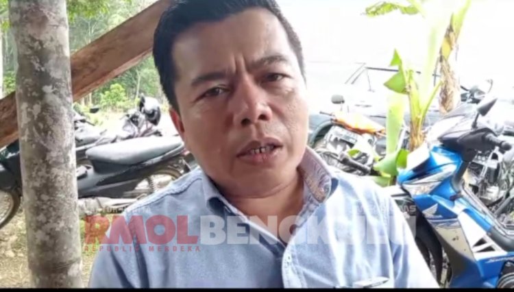 Plt Kepala BKPSDM Kabupaten Lebong, Beny Kodratullah saat meninjau para peserta Tes CAT/Ist