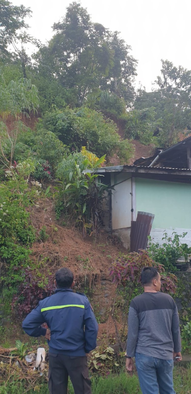 Satu unit rumah warga tertima material longsor di Desa Kutai Donok/RMOLBengkulu