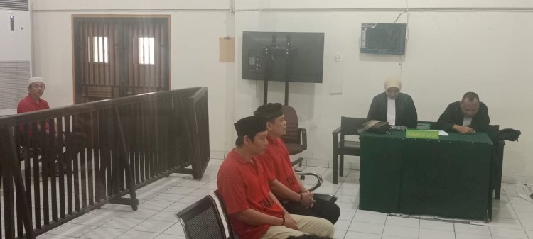 Dua terdakwa pelaku pembunuhan adik Bupati Muratara saat menjalani sidang di Pengadilan Negeri Palembang/RMOLSumsel
