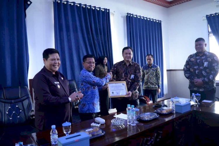 Bupati Lebong, Kopli Ansori saat menerima penghargaan/RMOLBengkulu