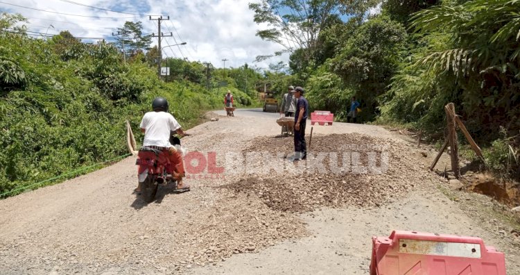 Tampak para pekerja mulai mengangkut material jalan provinsi yang ambles di Kelurahan Tanjung Agung/RMOLBengkulu