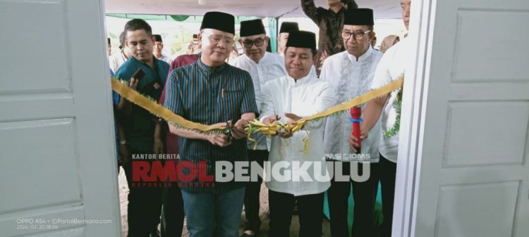Gubernur Bengkulu, Rohidin Mersyah didampingi Bupati Lebong, Kopli Ansori saat memotong pita/RMOLBengkulu