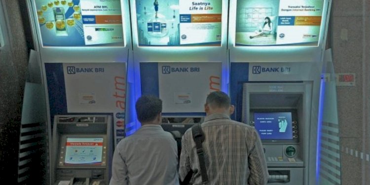 Pengambilan uang tunai oleh nasabah di ATM BRI/Ist