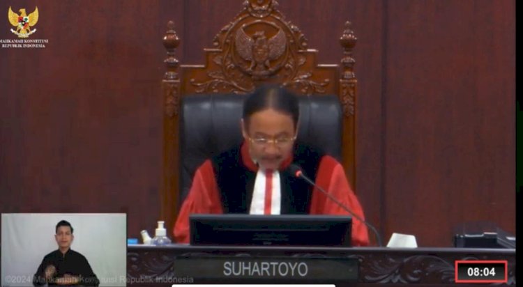 Ketua MK Suhartoyo membacakan amar putusan sela/Ist