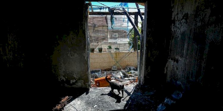 Sebuah rumah terbakar oleh roket yang ditembakkan Hizbullah di Kiryat Shmona, wilayah pendudukan utara Palestina, dekat perbatasan Lebanon, pada 29 Februari 2024/Net