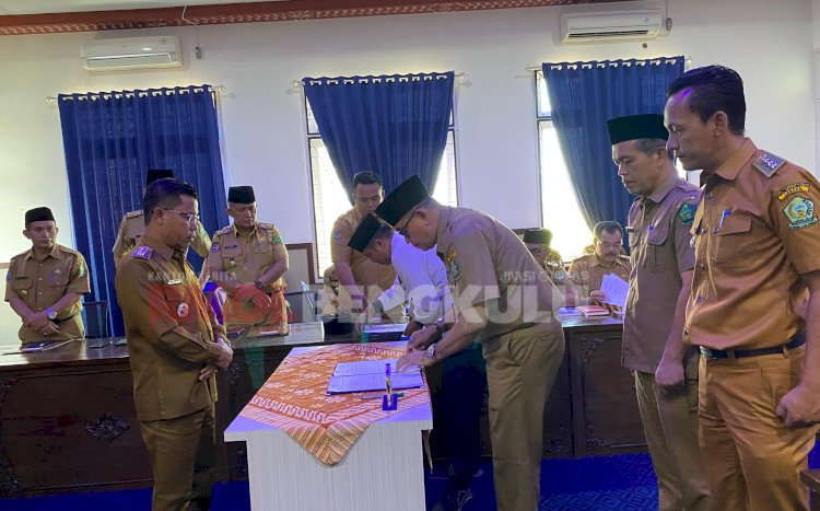 Sekda Lebong, Mustarani Abidin saat menandatangani PK SKP dan Pakta Integritas di Rumdin Bupati Lebong, Senin (25/3)/RMOLBengkulu