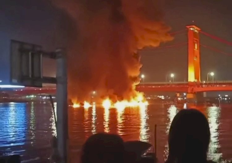 Kapal yang terbakar di perairan Sungai Musi melaju hingga mendekati Jembatan Ampera/rmolsumsel.id