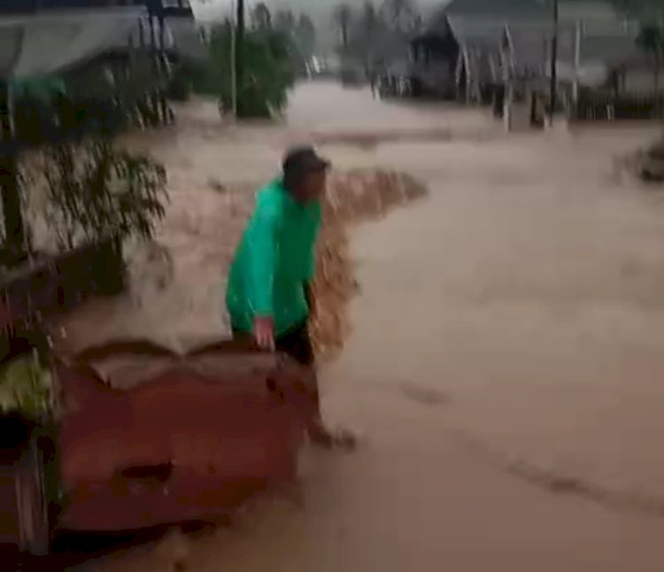 Tampak video amatir yang direkam Camat Topos Zerly terkait banjir yang terjadi di Desa Talang Donok/Ist