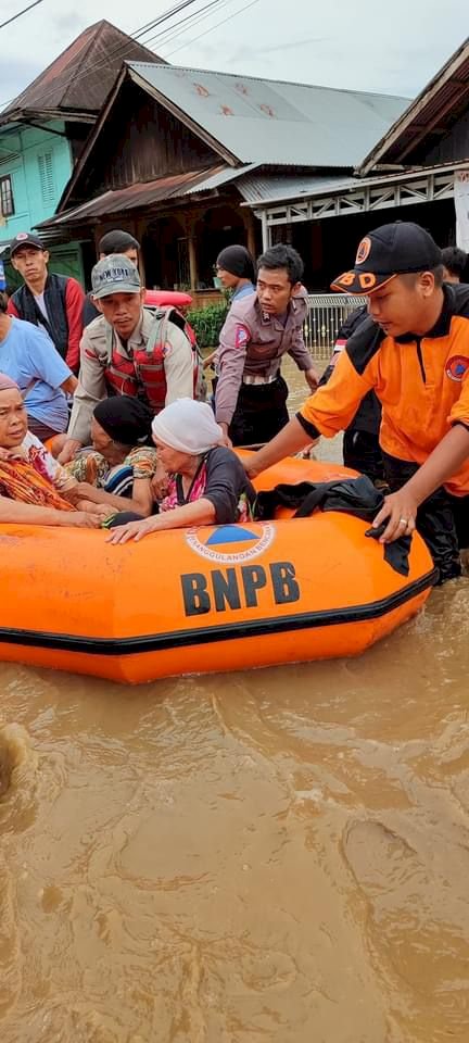 Tampak tim BPBD saat mengungsi korban banjir di Lebong/Ist