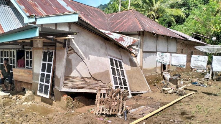 Tampak rumah warga di Desa Talang Donok Kecamatan Topos rusak berat/Ist
