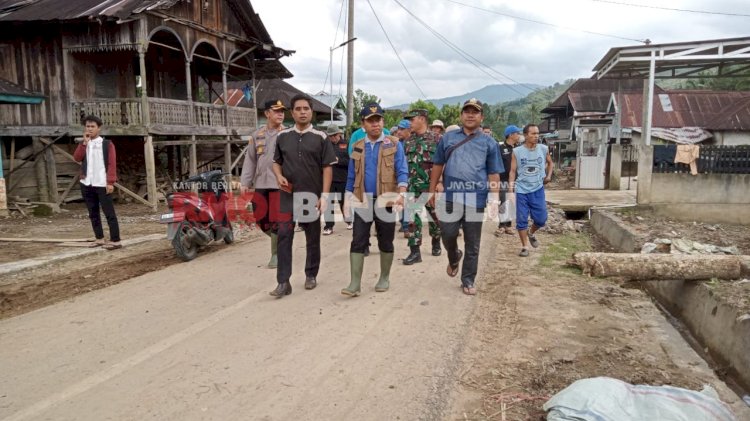 Bupati Lebong, Kopli Ansori saat meninjau ke lokasi banjir di Desa Talang Donok Kecamatan Topos/RMOLBengkulu