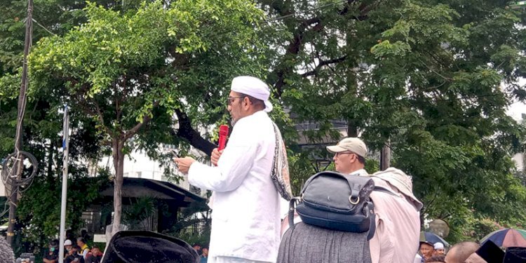 Ketua Umum PA 212, Shabri Lubis, di tengah aksi dukungan terhadap hakim MK di Patung Kuda, Jakarta Pusat, Jumat (19/4)/RMOL