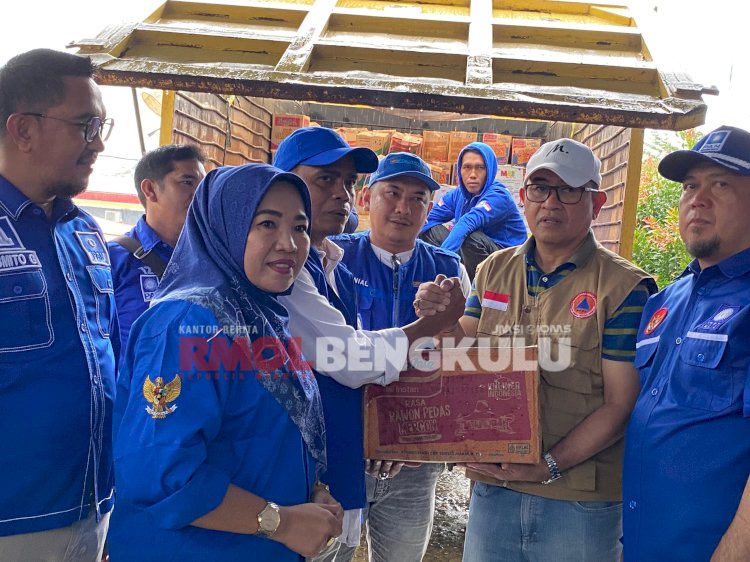 Sekda Lebong, Mustarani Abidin selaku ex-officio Kepala Badan Penanggulangan Bencana Daerah (BPBD) Lebong menerima bantuan dari DPW PAN Provinsi Bengkulu dan DPD PAN Lebong/RMOLBengkulu