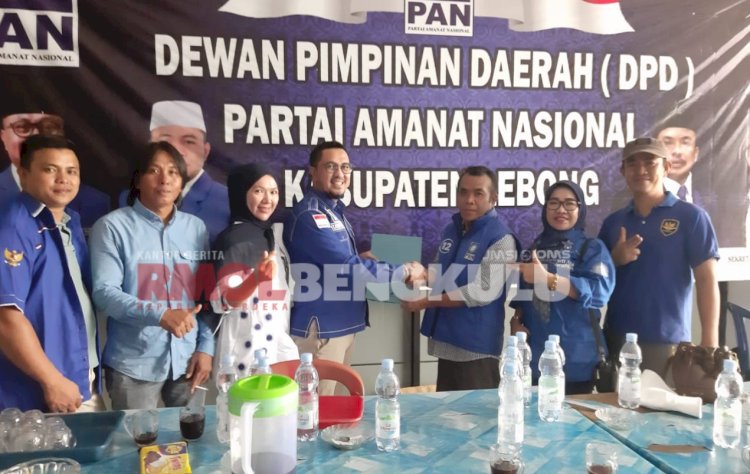 Kusmito saat menyerahkan formulir pendaftaran bakal calon bupati Lebong di Sekretariat DPD PAN Kabupaten Lebong, Minggu (21/4)/RMOLBengkulu