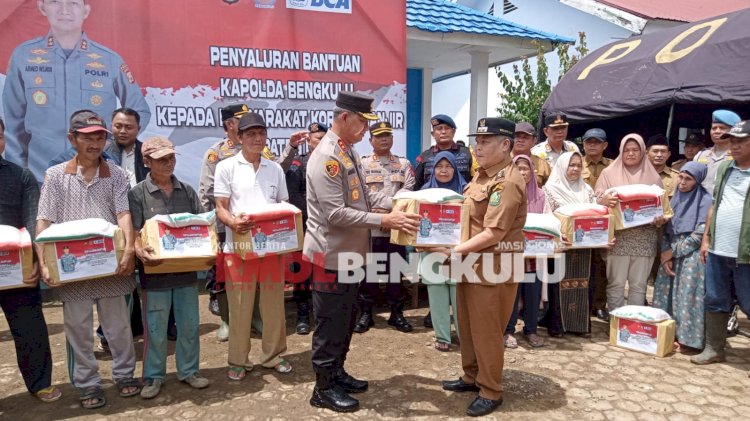 Wabup saat menerima bantuan secara simbolis dari Kapolda Bengkulu/RMOLBengkulu